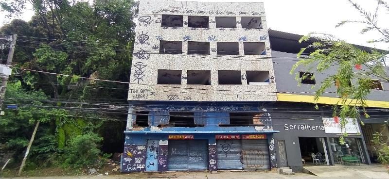 Vendo Predio de 4 andares com terraço no bairro da Gurigica